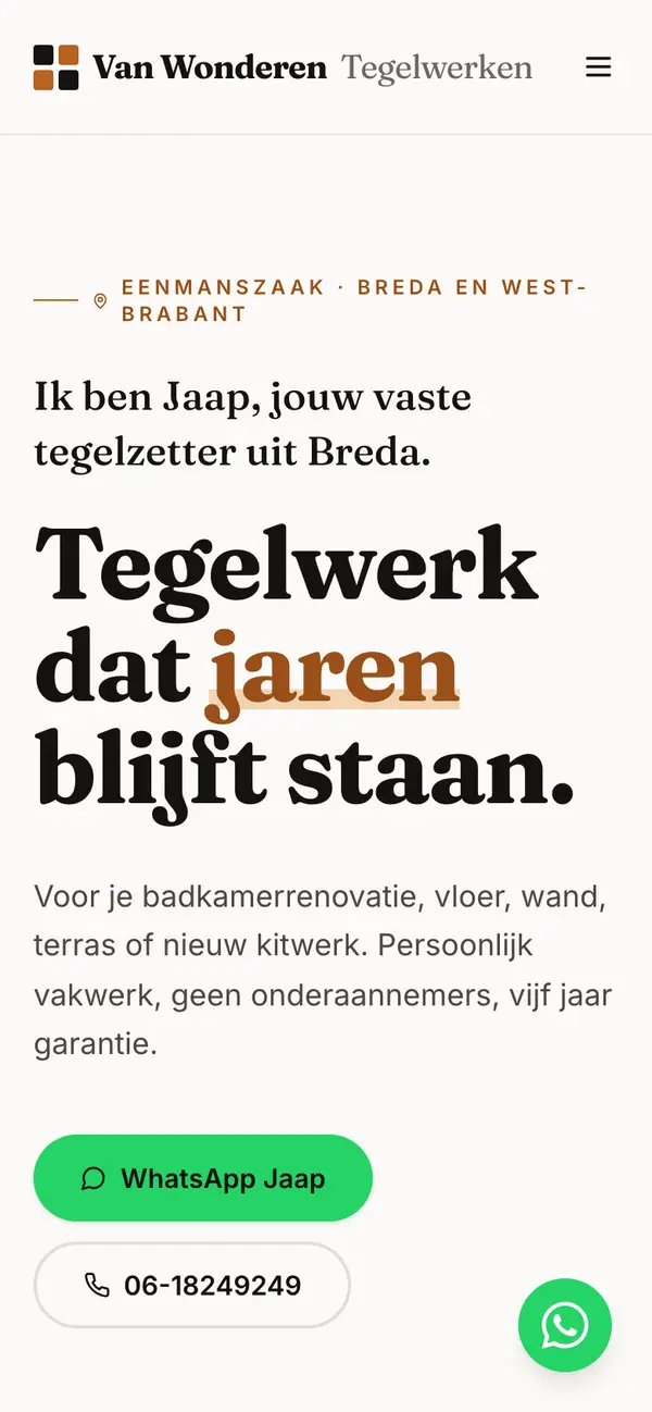 Voorpagina van Van Wonderen Tegelwerken op een telefoon: Ik ben Jaap, jouw vaste tegelzetter uit Breda, met knoppen voor WhatsApp en bellen.