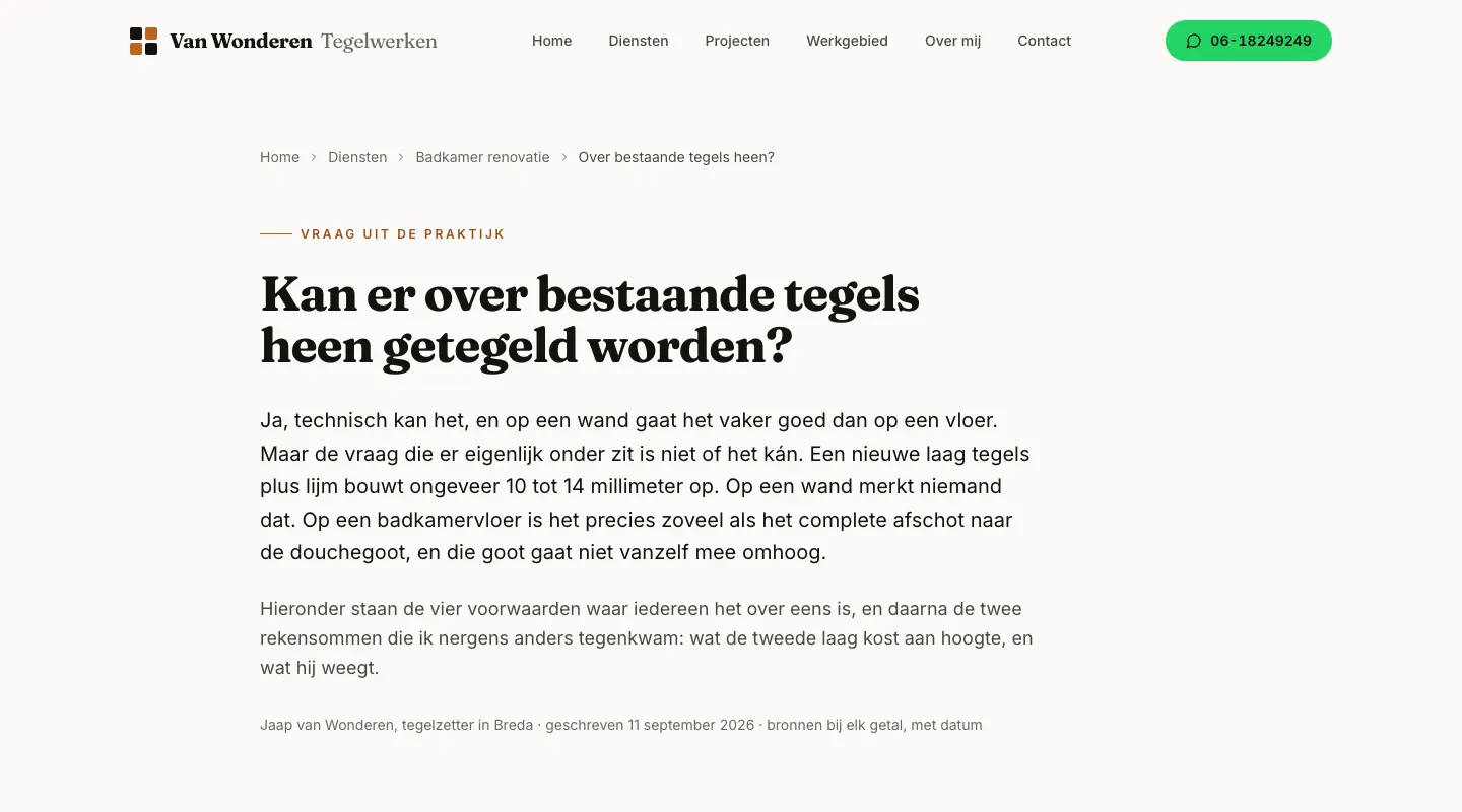 De pagina 'Kan er over bestaande tegels heen getegeld worden?' op wonderentegelwerken.nl, op een laptop